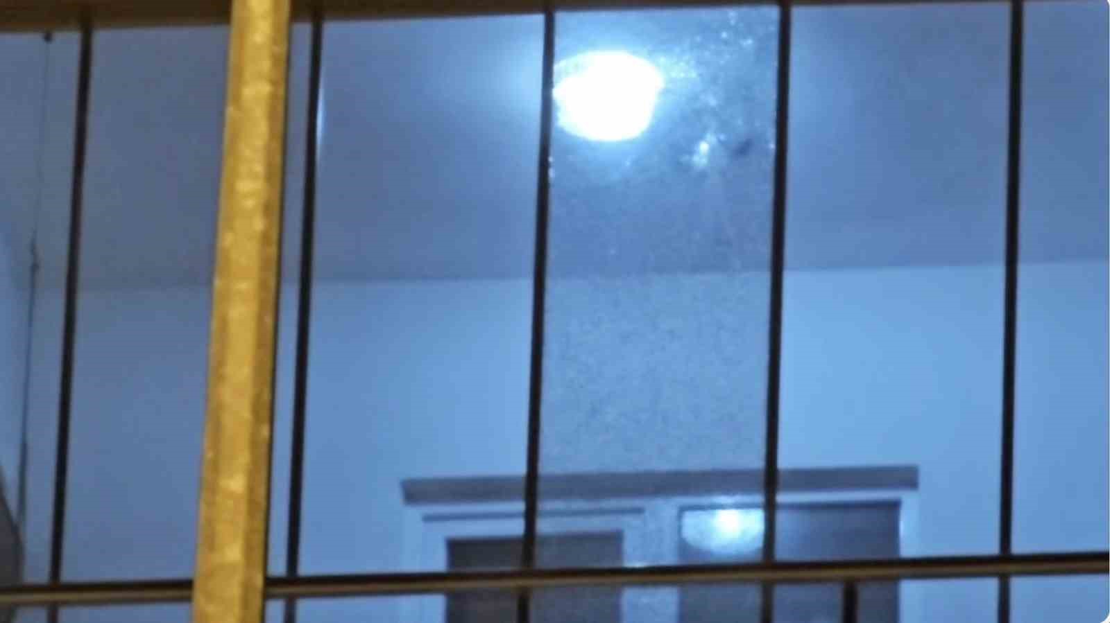 sokakta-rastgele-tabancayla-ates-eden-maganda-evin-camina-zarar-verdi