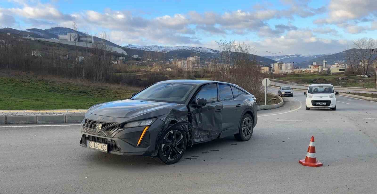 suv-araca-carpan-tofas-parcalandi-2-yarali