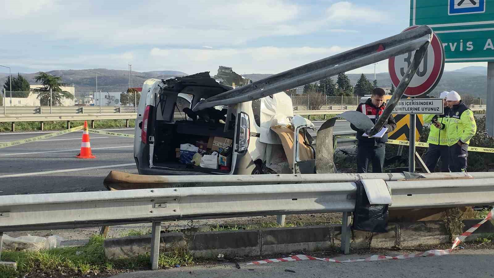 temde-hafif-ticari-arac-bariyerlere-saplandi-2-kisi-hayatini-kaybetti