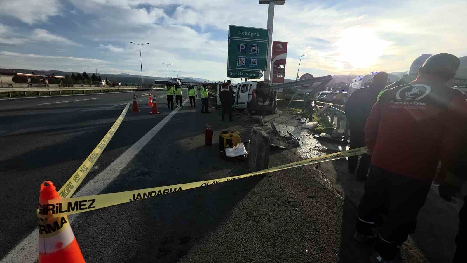 temde-hafif-ticari-arac-bariyerlere-saplandi-2-kisi-hayatini-kaybetti