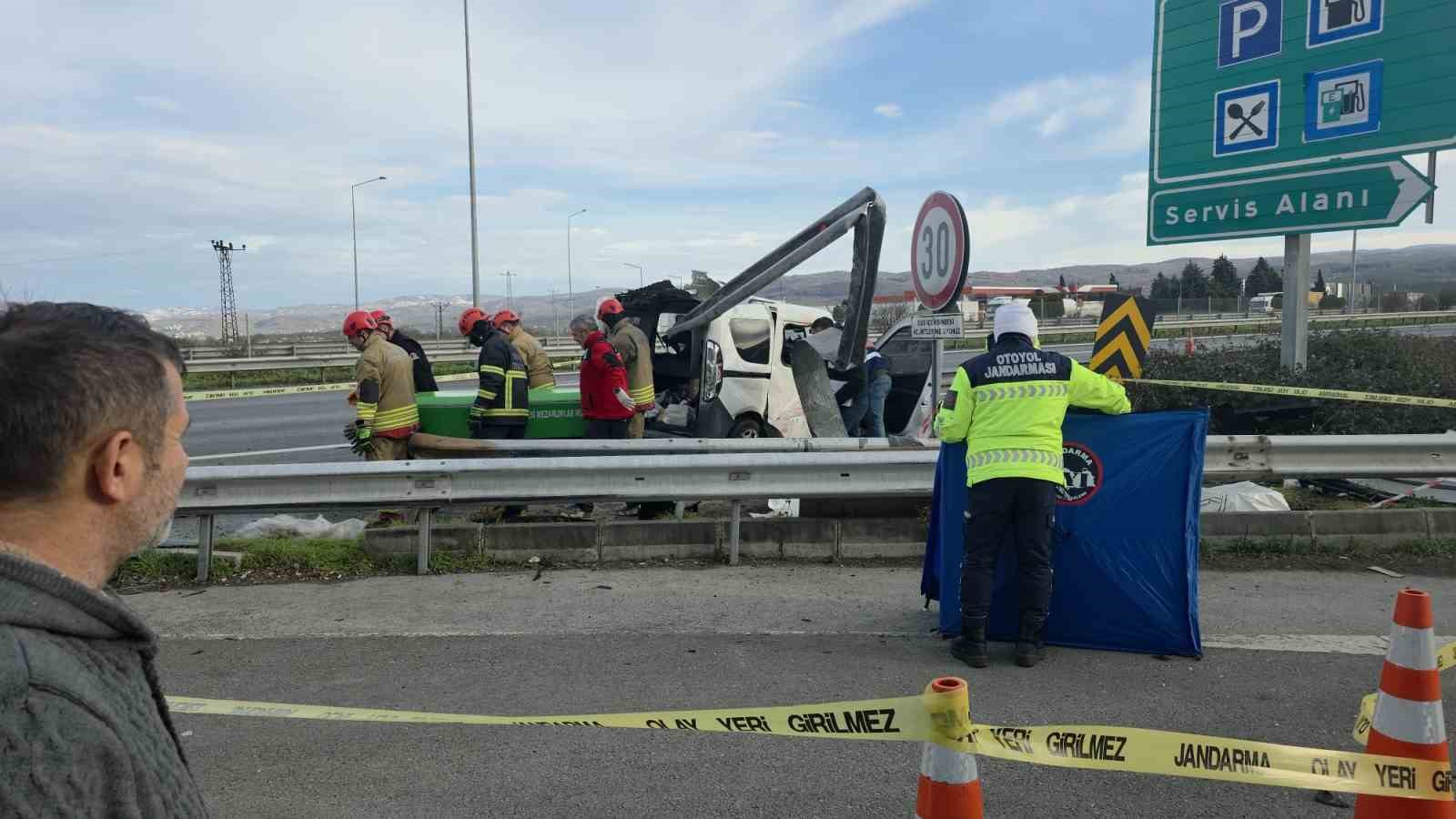 temde-hafif-ticari-arac-bariyerlere-saplandi-2-kisi-hayatini-kaybetti