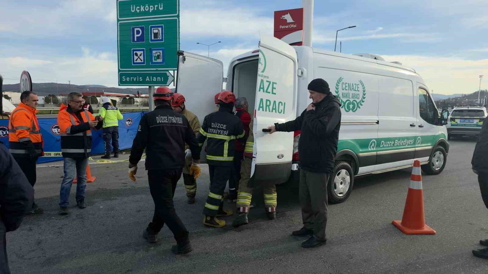 temde-hafif-ticari-arac-bariyerlere-saplandi-2-kisi-hayatini-kaybetti