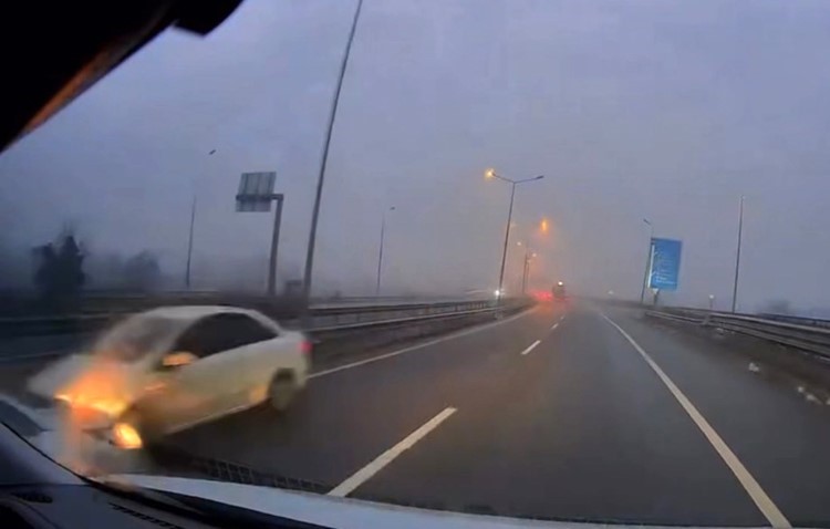 ters-seritten-gelen-otomobil-ortaligi-birbirine-katti