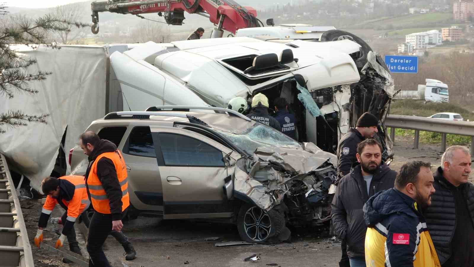 tir-karsi-seride-gecip-araclara-daldi-1-olu-3-yarali