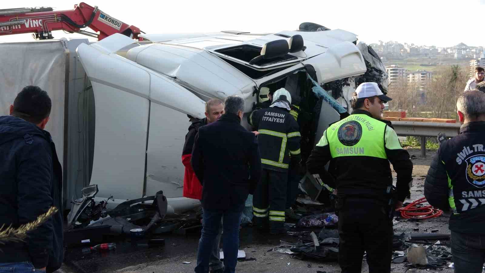 tir-karsi-seride-gecip-araclara-daldi-1-olu-3-yarali