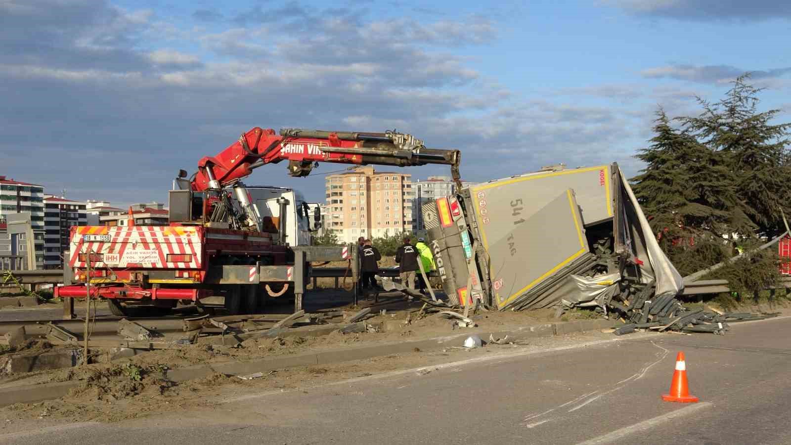 tir-karsi-seride-gecip-araclara-daldi-1-olu-3-yarali