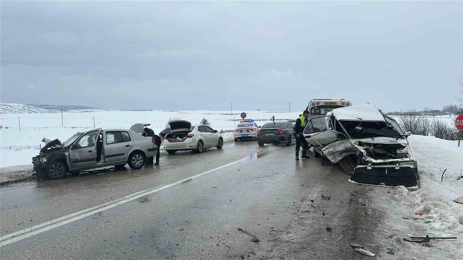 tofas-otomobil-karsi-istikametteki-otomobil-ile-carpisti-1-olu-2-yarali