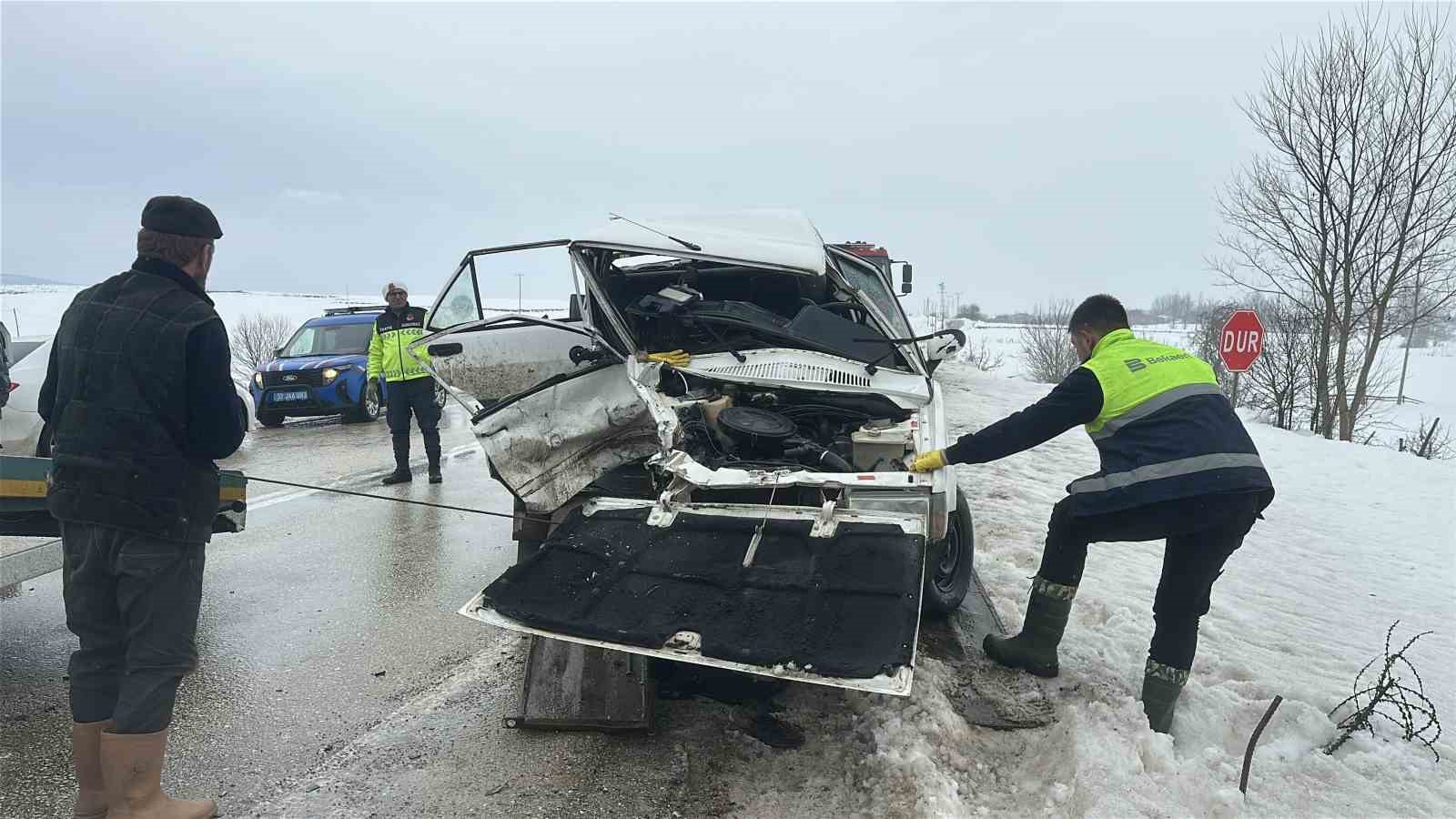 tofas-otomobil-karsi-istikametteki-otomobil-ile-carpisti-1-olu-2-yarali