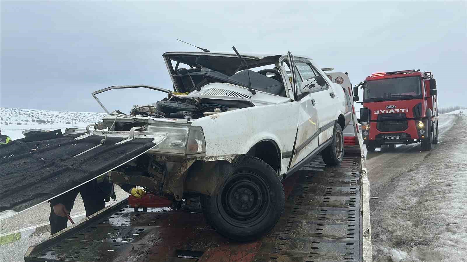 tofas-otomobil-karsi-istikametteki-otomobil-ile-carpisti-1-olu-2-yarali