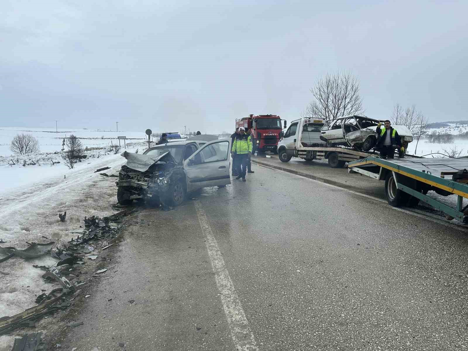 tofas-otomobil-karsi-istikametteki-otomobil-ile-carpisti-1-olu-2-yarali