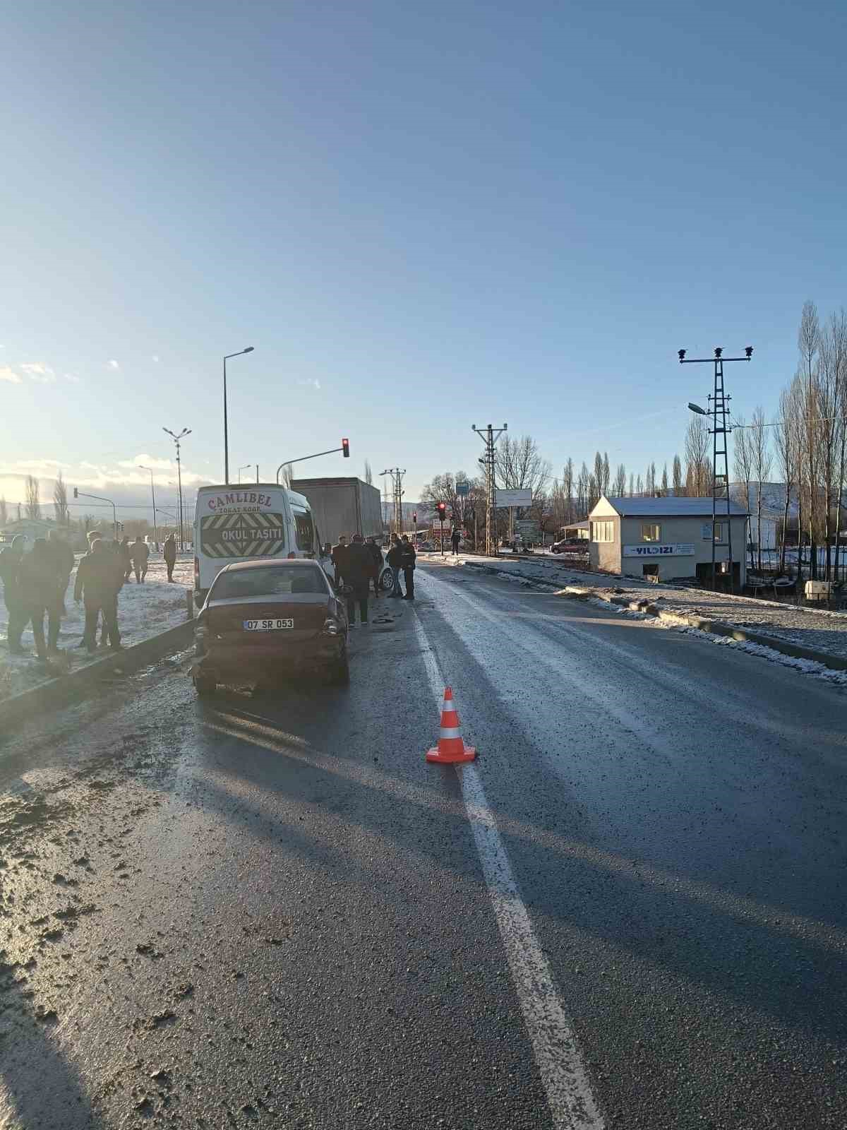 tokatta-buzlanma-zincirleme-kazaya-oldu-5-arac-birbirine-girdi