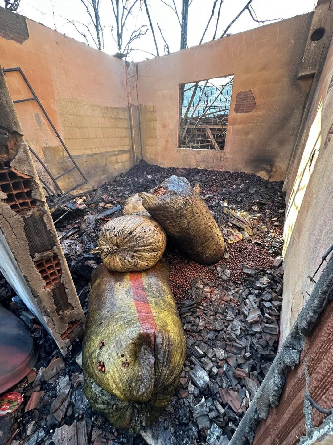 tokatta-evde-cikan-yanginda-50-cuval-findik-kul-oldu