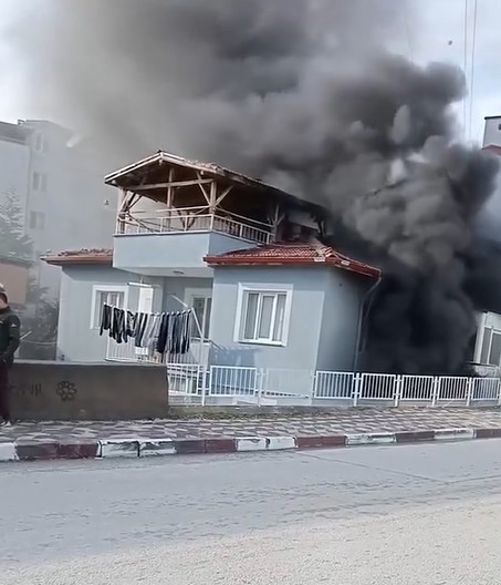 tokatta-evden-yukselen-yogun-duman-mahalleliyi-ayaga-kaldirdi