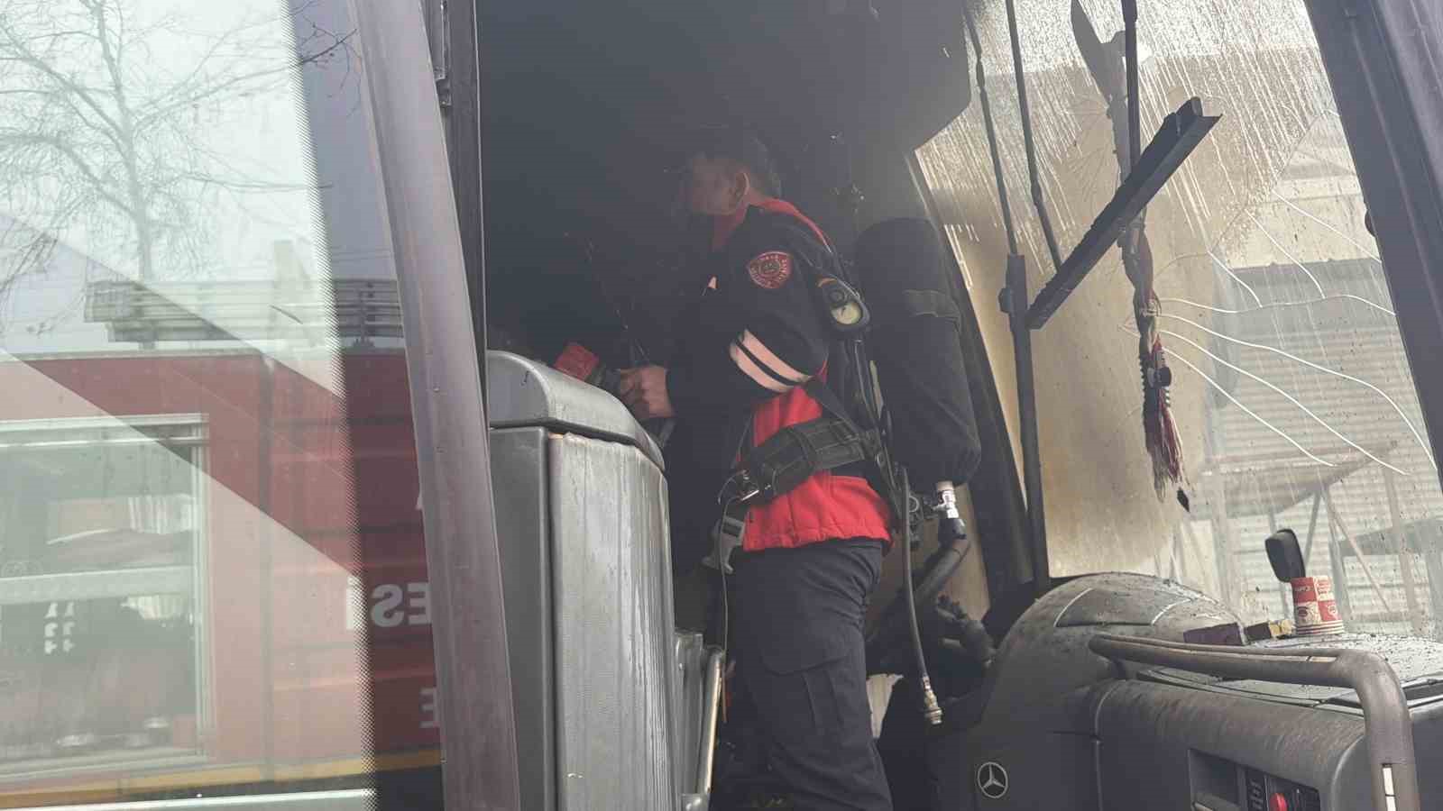 tokatta-park-halindeki-otobus-alev-aldi