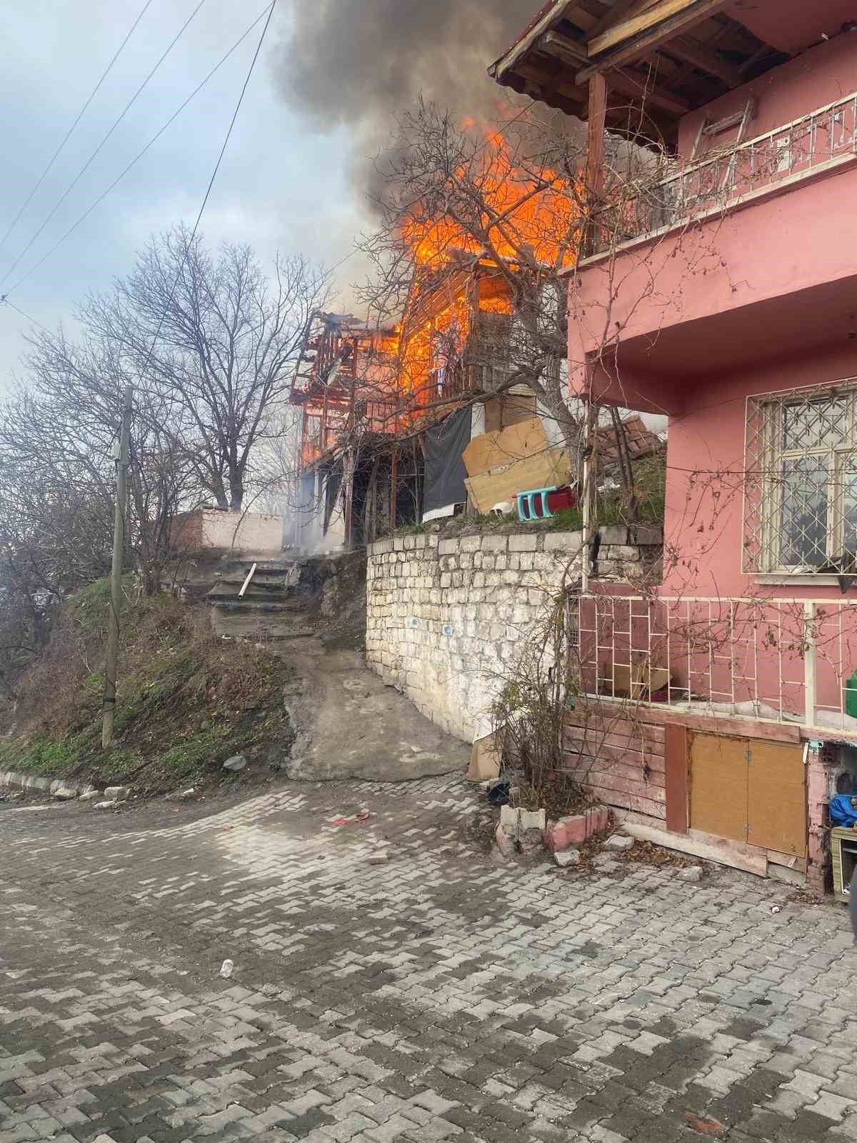 tokatta-sobadan-cikan-kivilcim-evi-kul-etti