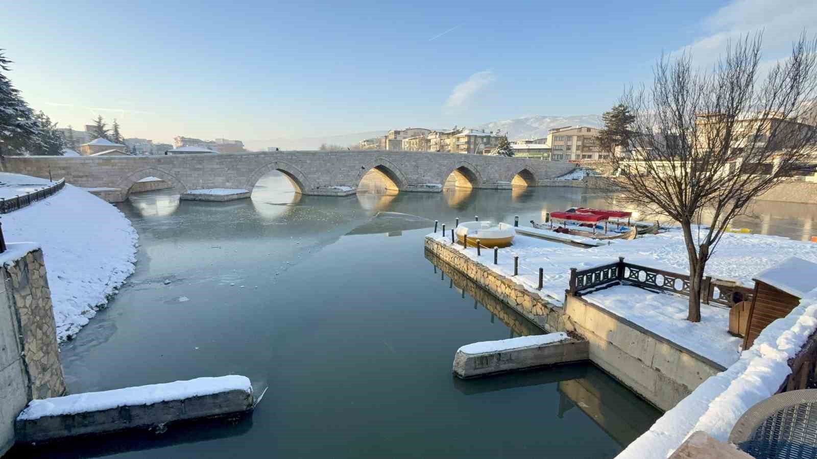 tokatta-son-yuzyilin-en-sert-ocak-ayi-yasandi-yesilirmakin-yuzeyi-dondu