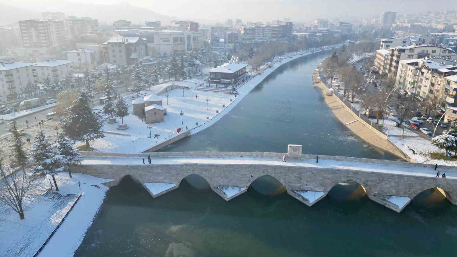 tokatta-son-yuzyilin-en-sert-ocak-ayi-yasandi-yesilirmakin-yuzeyi-dondu