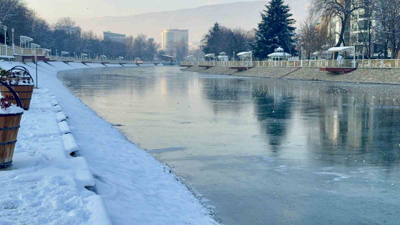 tokatta-son-yuzyilin-en-sert-ocak-ayi-yasandi-yesilirmakin-yuzeyi-dondu