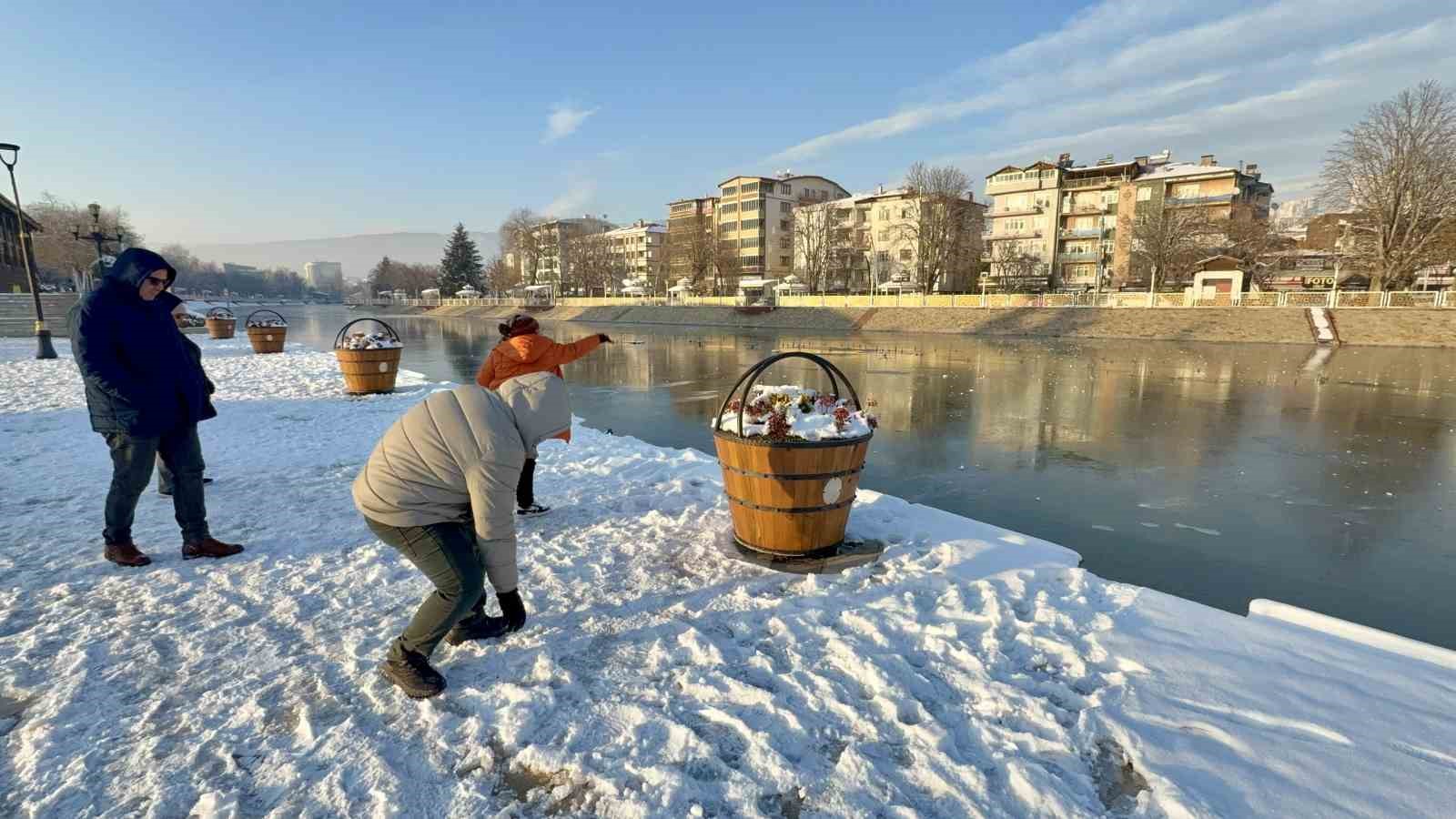 tokatta-son-yuzyilin-en-sert-ocak-ayi-yasandi-yesilirmakin-yuzeyi-dondu