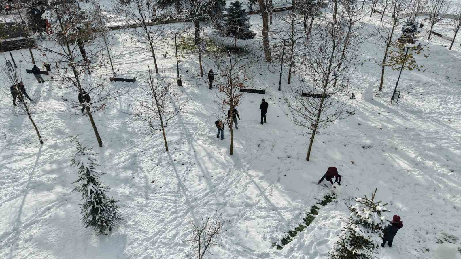 tropikal-misafirler-kar-yagisini-gorunce-mest-oldu