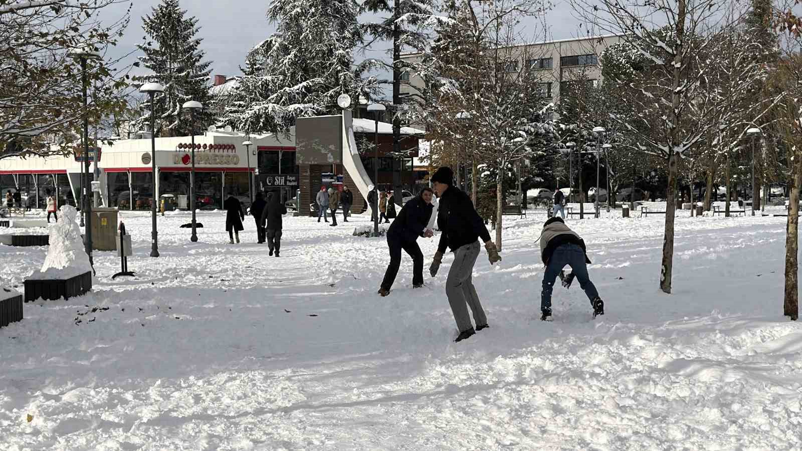 tropikal-misafirler-kar-yagisini-gorunce-mest-oldu