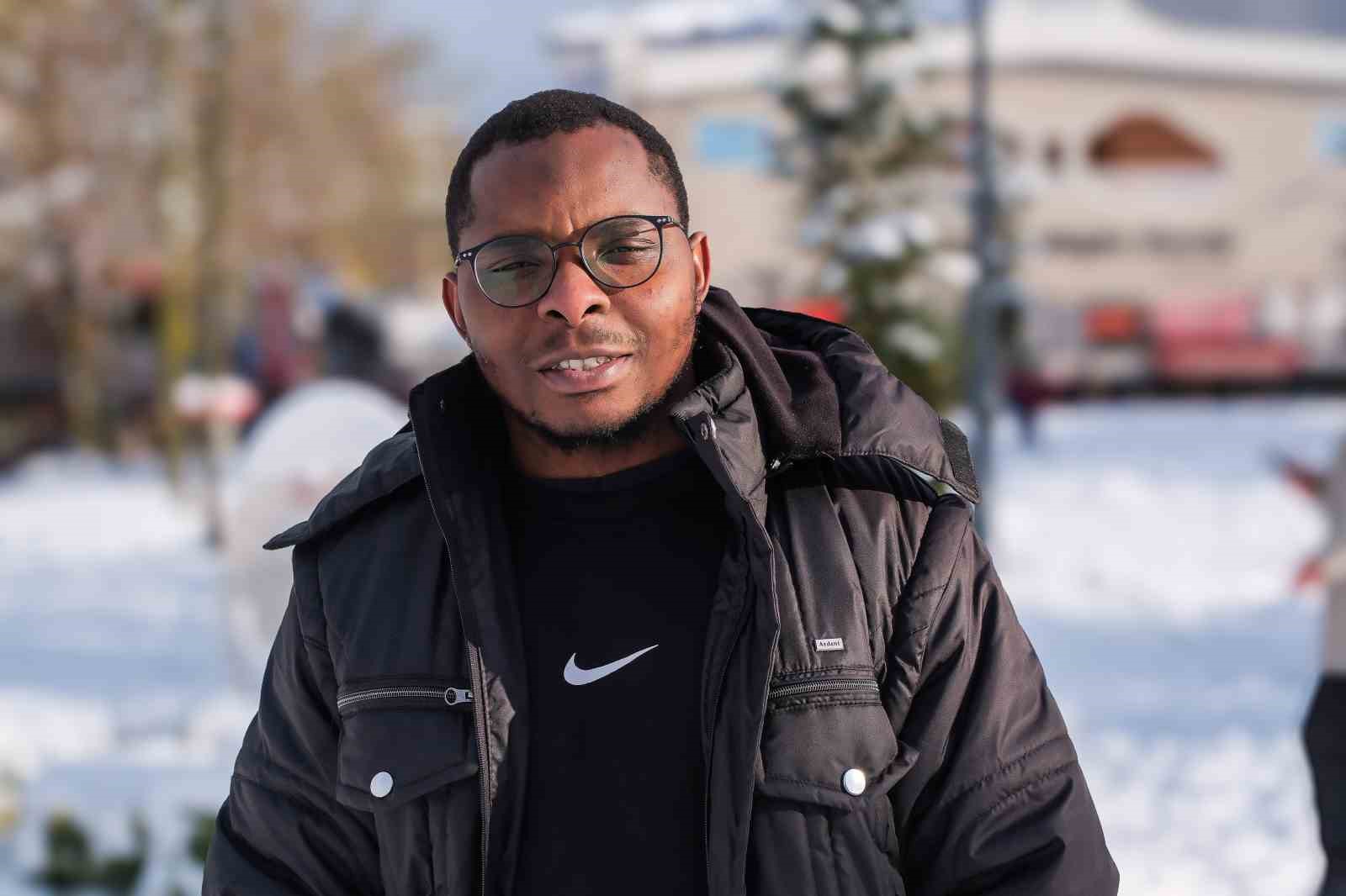 tropikal-misafirler-kar-yagisini-gorunce-mest-oldu