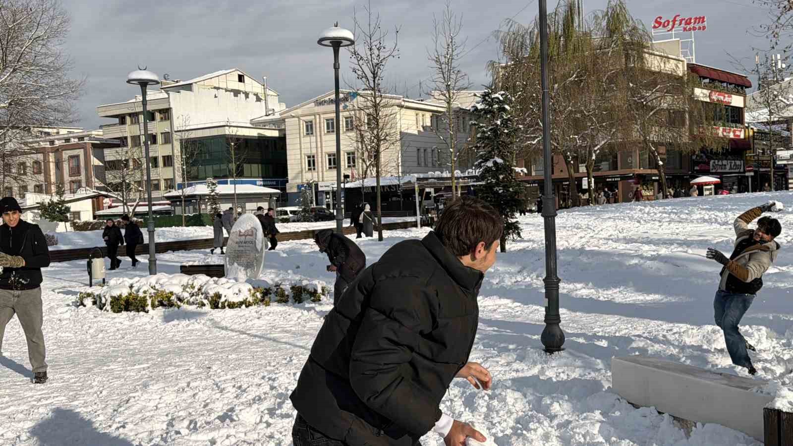 tropikal-misafirler-kar-yagisini-gorunce-mest-oldu