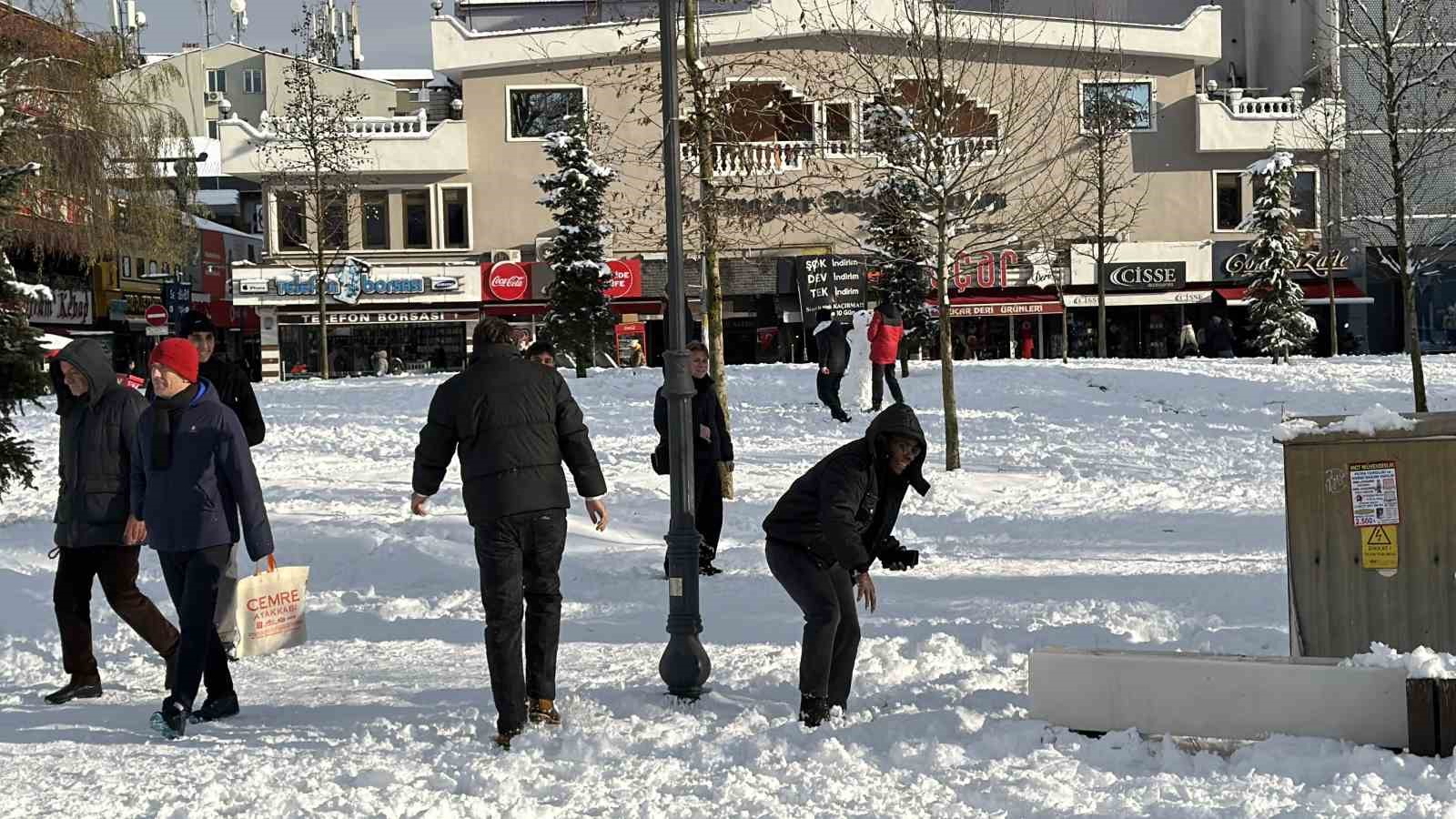 tropikal-misafirler-kar-yagisini-gorunce-mest-oldu