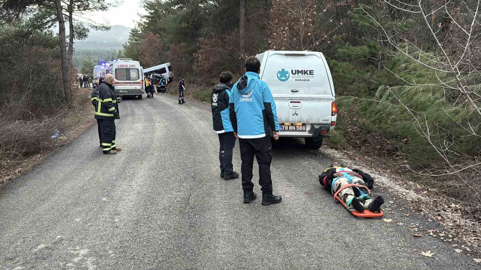 yabanci-ogrencileri-tasiyan-minibus-sarampole-uctu-17-yarali