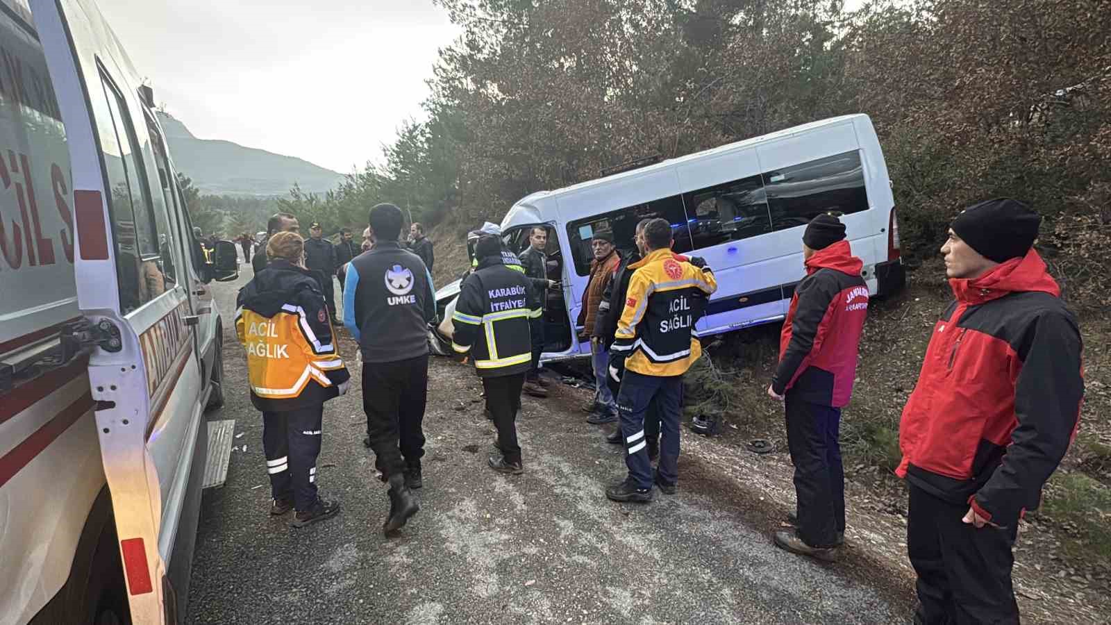 yabanci-ogrencileri-tasiyan-minibus-sarampole-uctu-17-yarali
