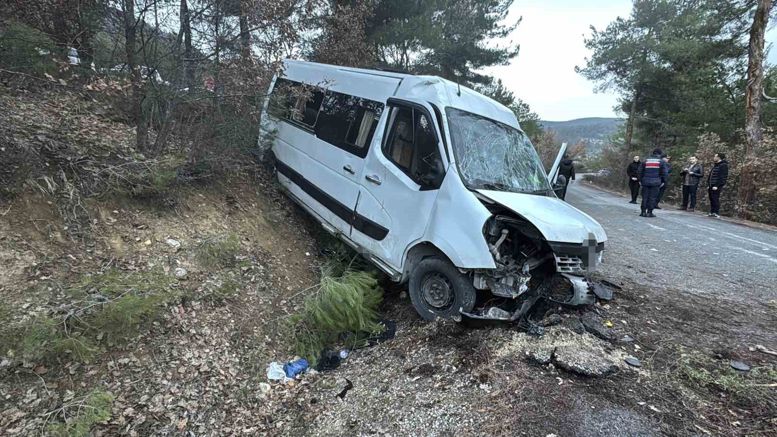 yabanci-ogrencileri-tasiyan-minibus-sarampole-uctu-17-yarali