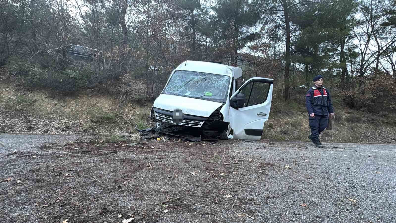 yabanci-ogrencileri-tasiyan-minibus-sarampole-uctu-17-yarali