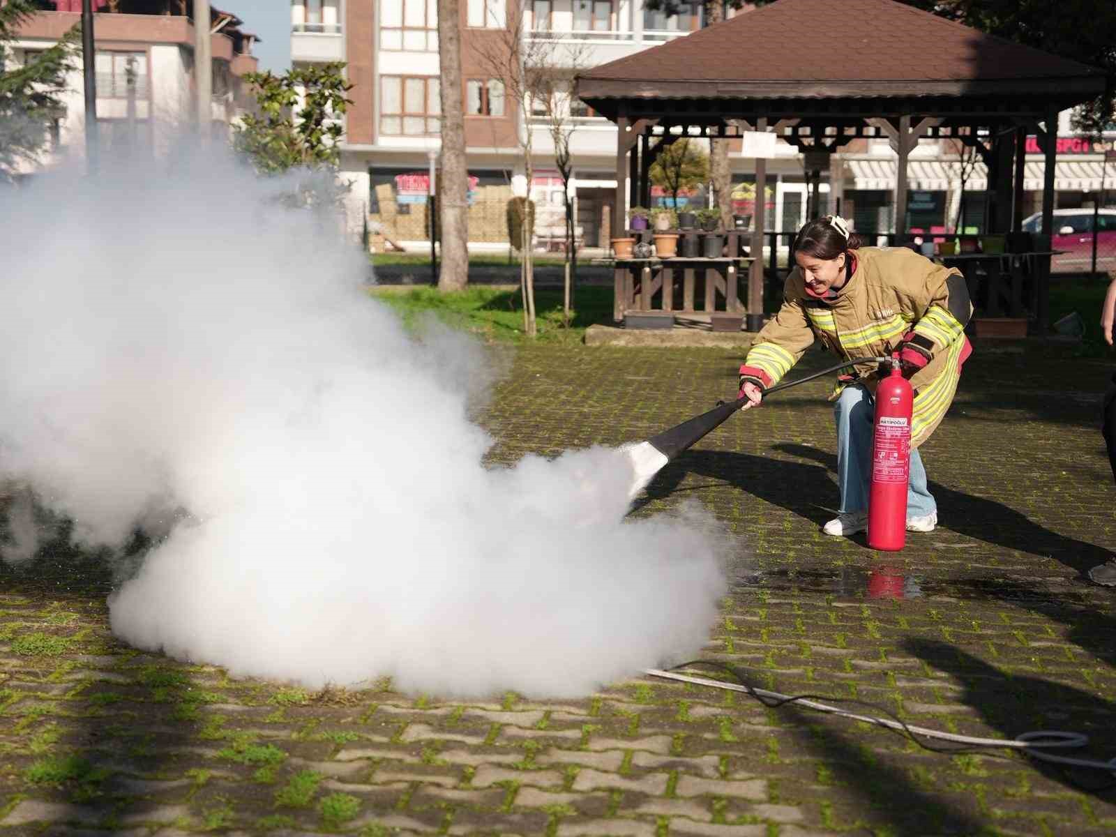 yangina-kadinlar-yangin-tupuyle-mudahale-etti