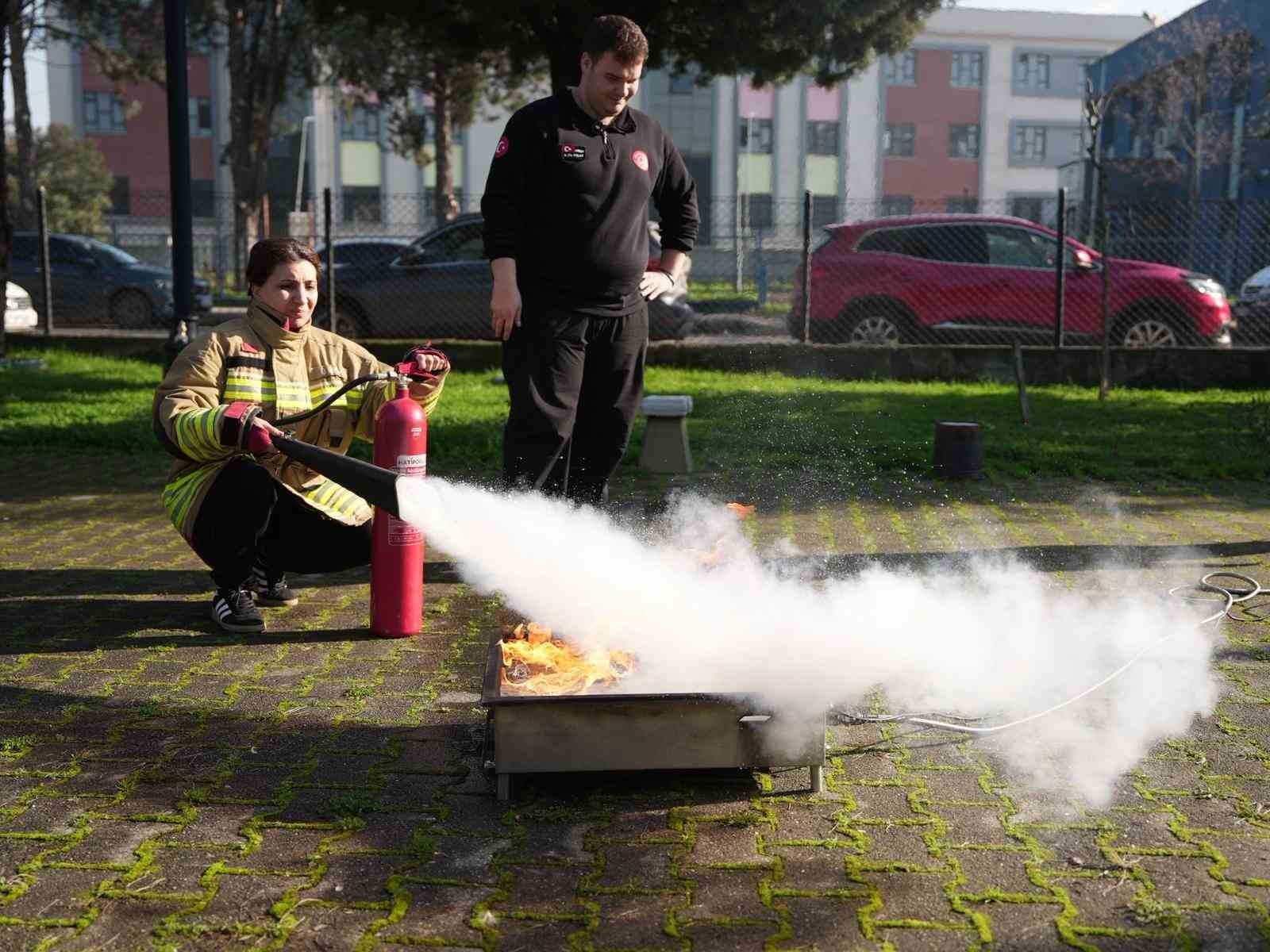 yangina-kadinlar-yangin-tupuyle-mudahale-etti