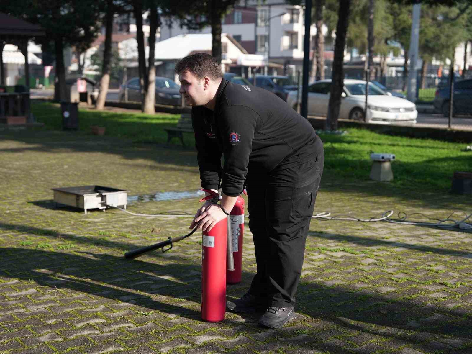 yangina-kadinlar-yangin-tupuyle-mudahale-etti