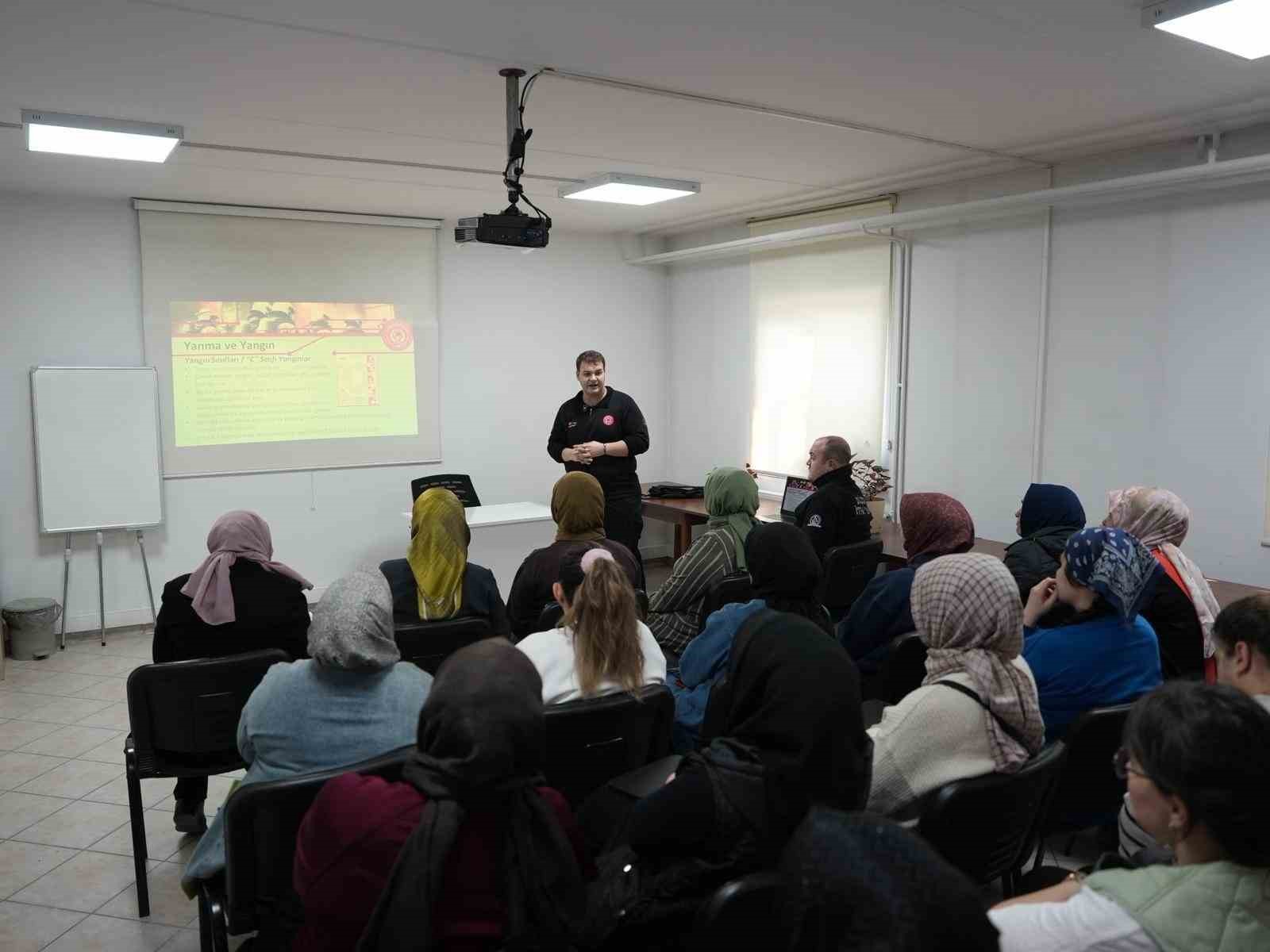 yangina-kadinlar-yangin-tupuyle-mudahale-etti