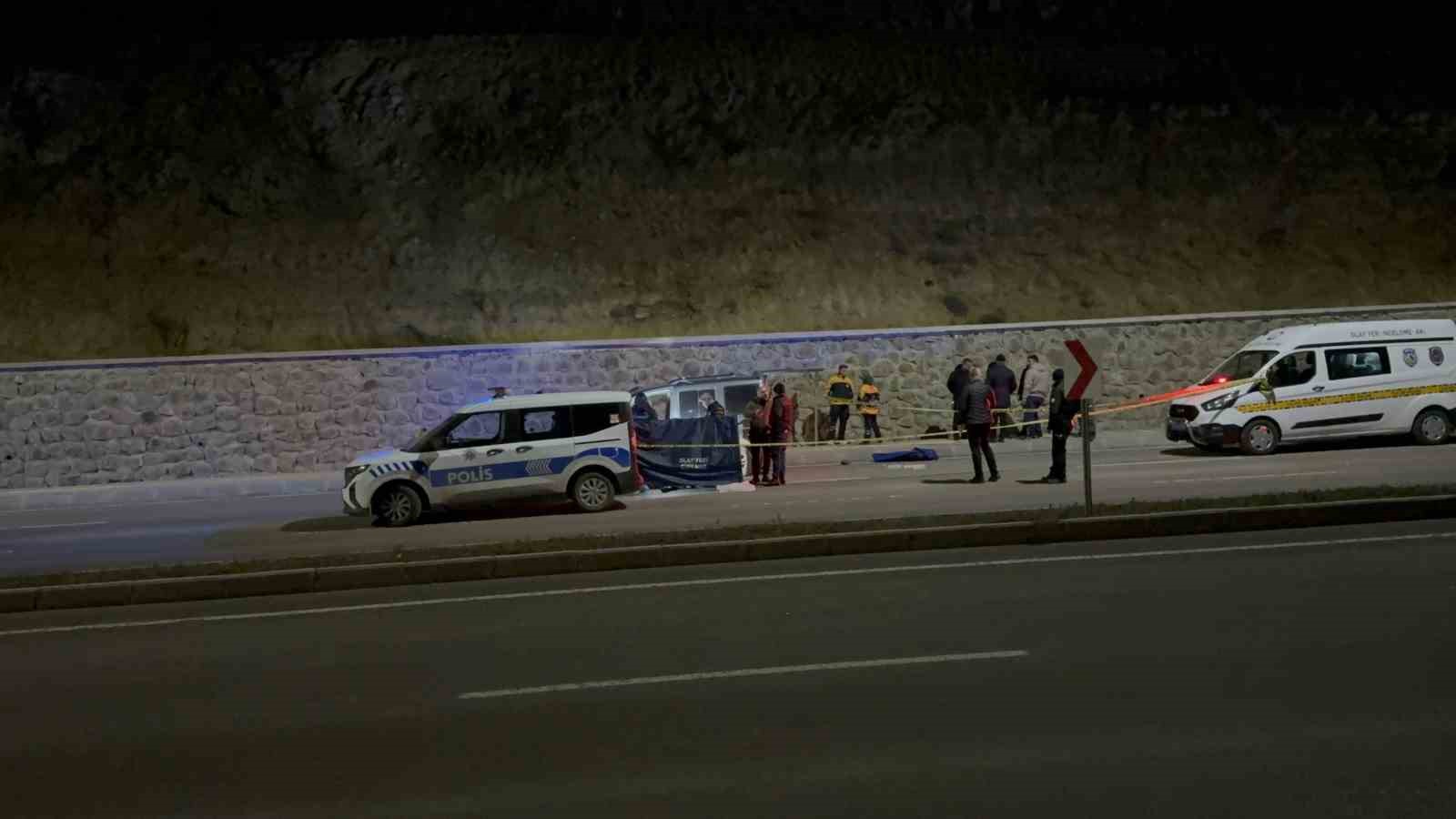 yasak-iliski-yasadigi-sevgilisini-bogazini-keserek-oldurdu