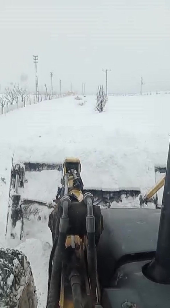 yasli-kadinin-ilaclari-yolu-karla-kaplanan-mezraya-kepceyle-ulastirildi