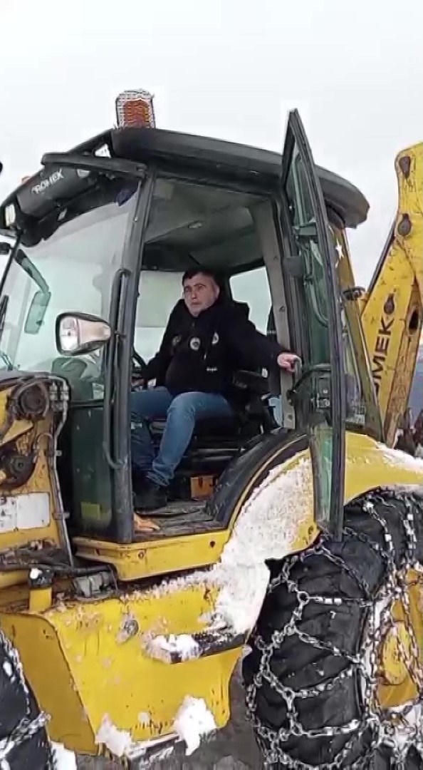 yasli-kadinin-ilaclari-yolu-karla-kaplanan-mezraya-kepceyle-ulastirildi