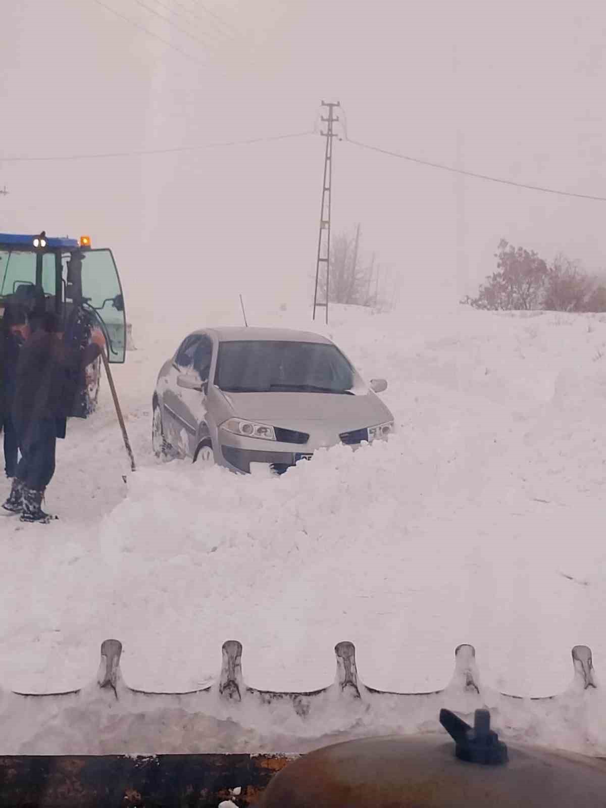 yasli-kadinin-ilaclari-yolu-karla-kaplanan-mezraya-kepceyle-ulastirildi