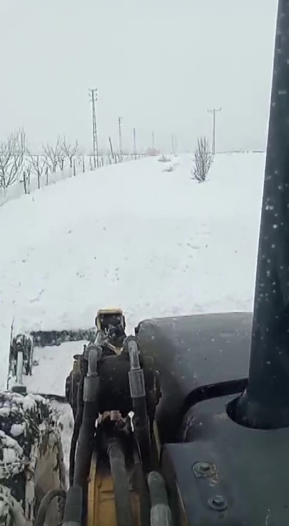 yasli-kadinin-ilaclari-yolu-karla-kaplanan-mezraya-kepceyle-ulastirildi