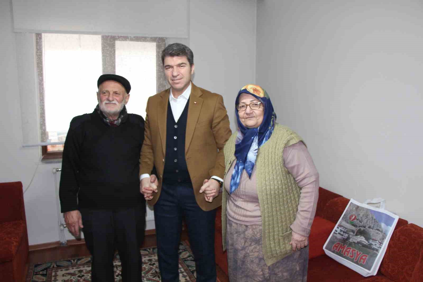 yemci-dede-20-yildir-sokaklardaki-guvercinleri-beslemeden-kahvalti-yapmiyor