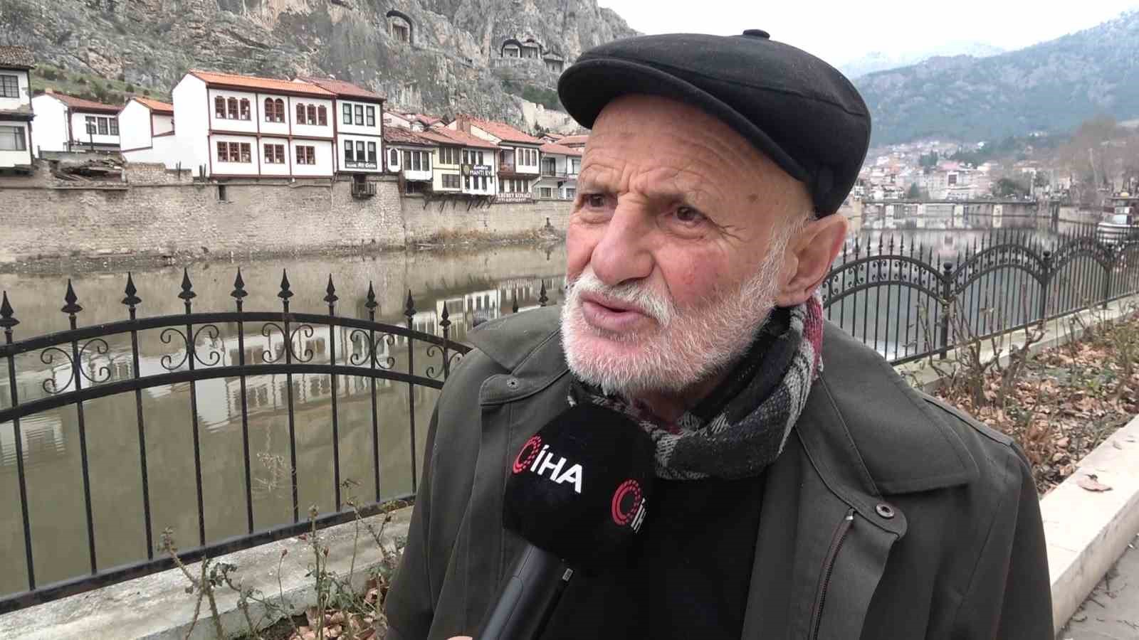 yemci-dede-20-yildir-sokaklardaki-guvercinleri-beslemeden-kahvalti-yapmiyor