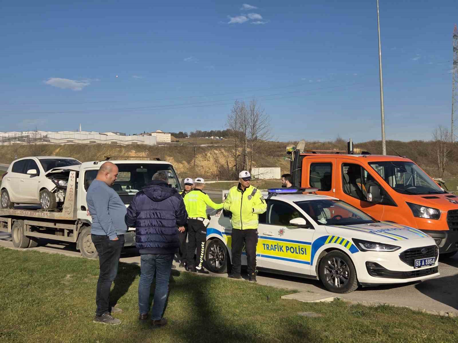 yeni-aldigi-araciyla-kaza-yapti-2-yarali