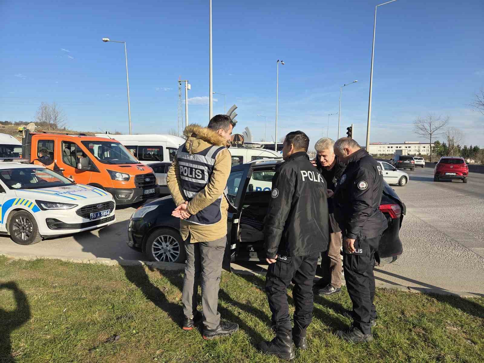 yeni-aldigi-araciyla-kaza-yapti-2-yarali