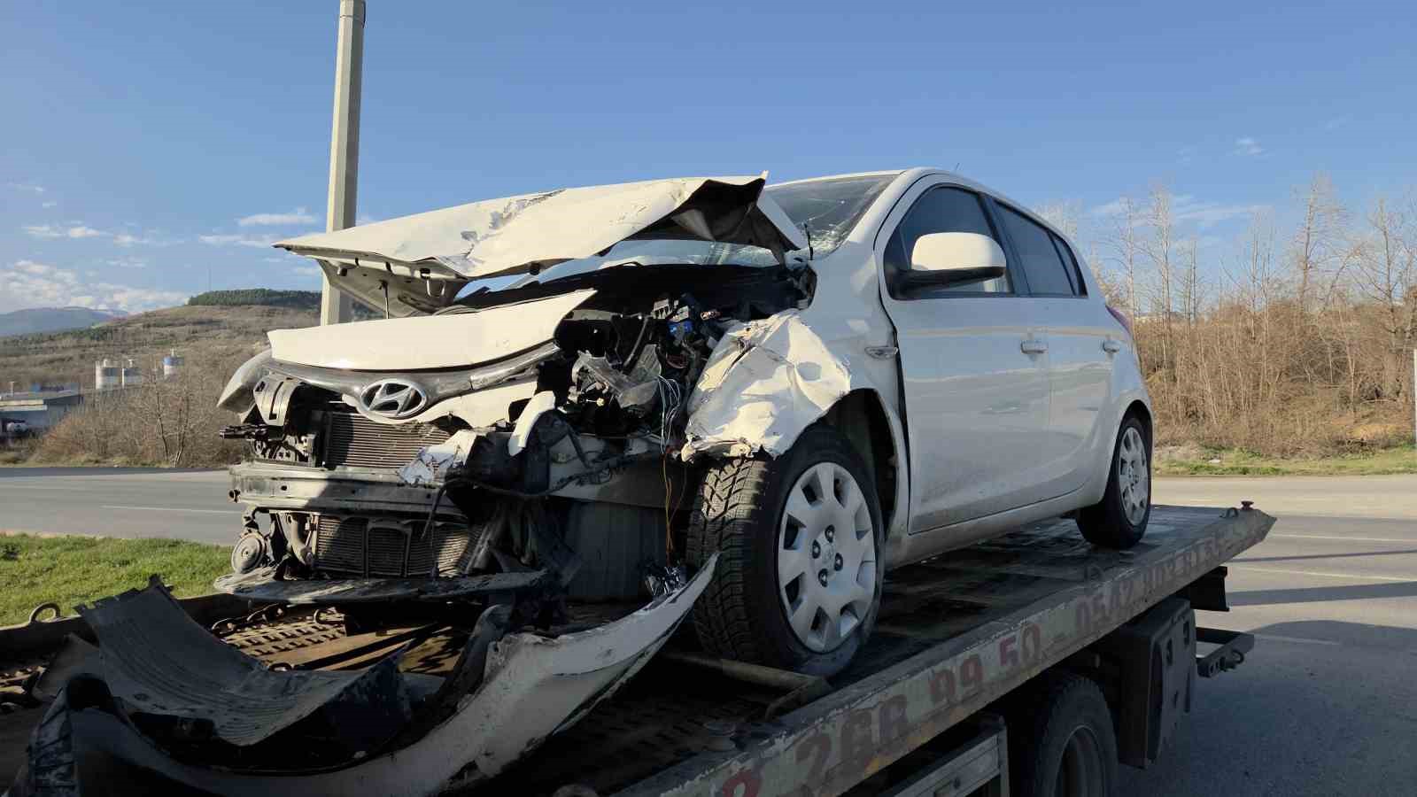 yeni-aldigi-araciyla-kaza-yapti-2-yarali