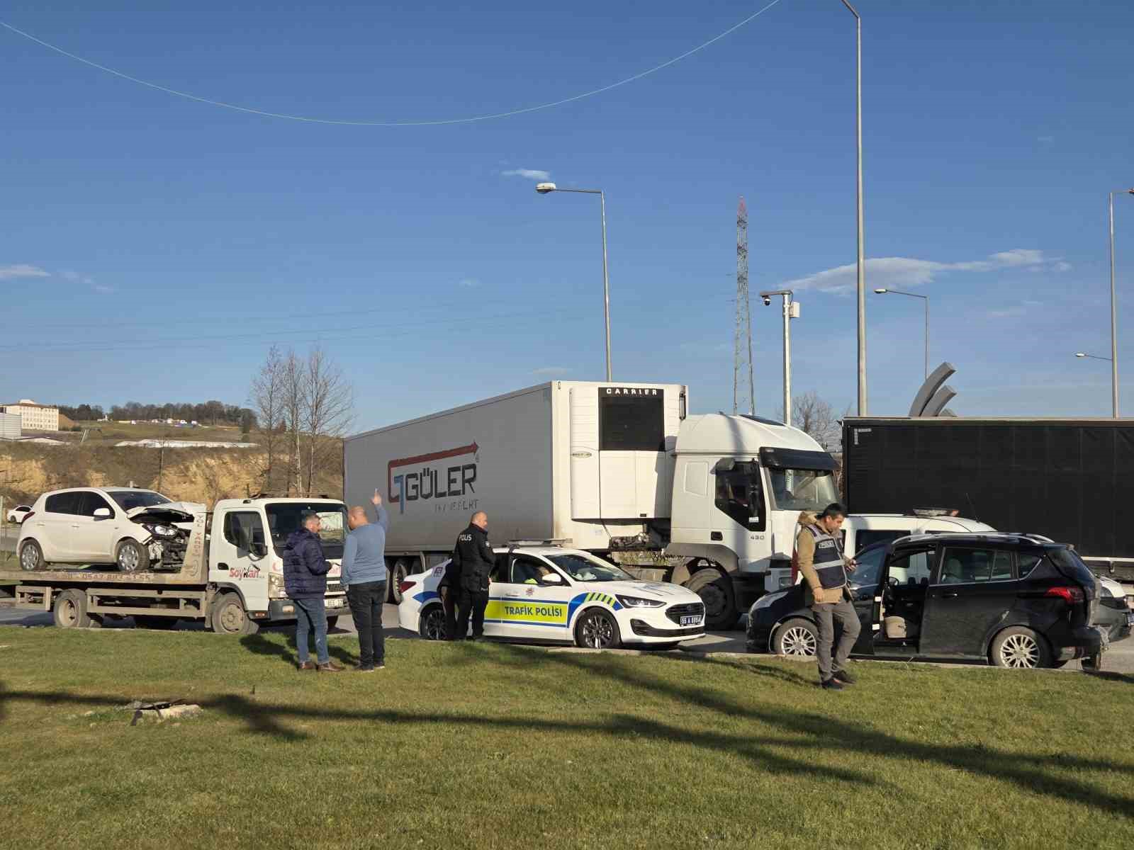 yeni-aldigi-araciyla-kaza-yapti-2-yarali