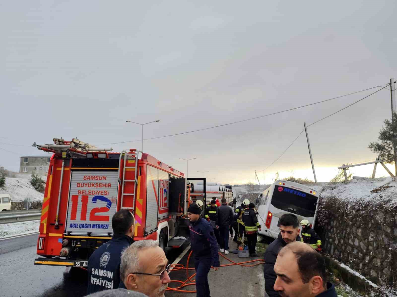 yolcu-midibusu-kazazede-aileye-carpti-1-olu-3-yarali