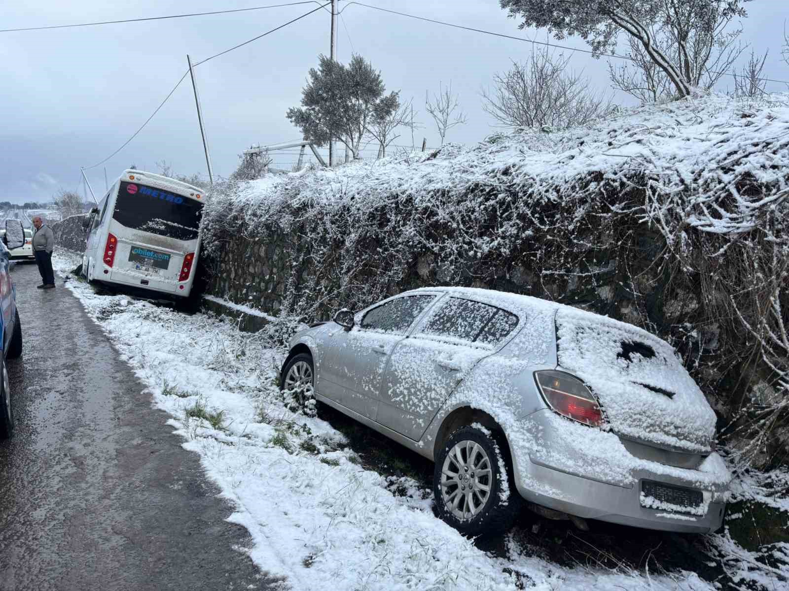 yolcu-midibusu-kazazede-aileye-carpti-1-olu-3-yarali