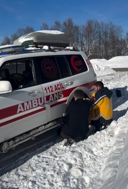 yolu-kapanan-koydeki-yasli-adamin-ilaclari-dronla-ulastirildi